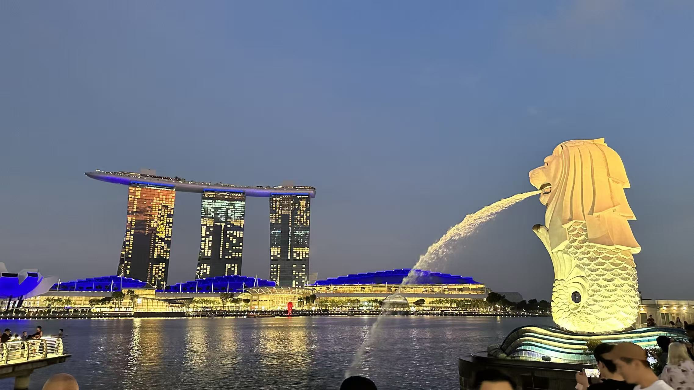 又来拍鱼尾狮了